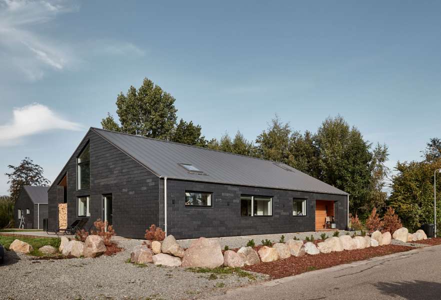 Skiffer, træ og stålprofiler i stilskabende symmetri, Mågevej 11, 4040 Jyllinge